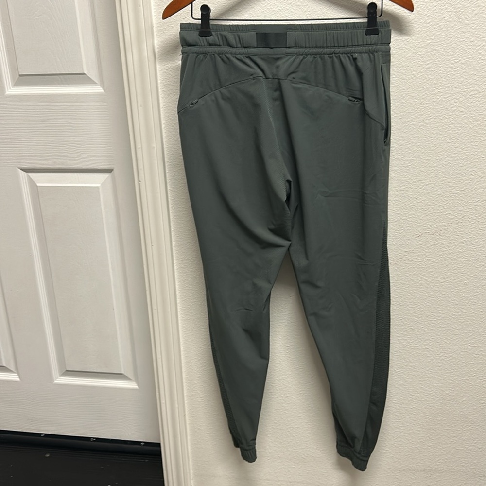 Athleta Quest Jogger in Bali Green size 6 Athleisure Outdoor - Picture 9 of 15